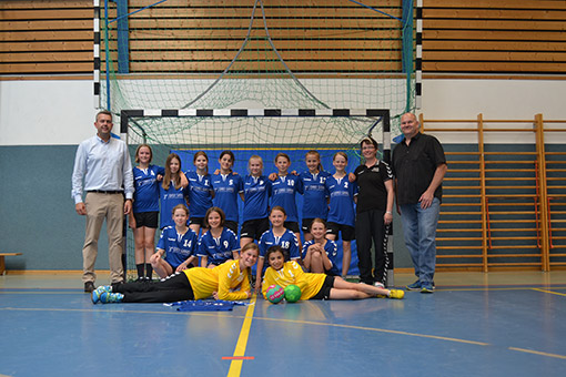 Handball-Mädchen des HSV Wildau freuen sich über neue Ausrüstung